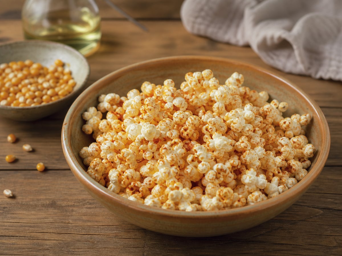 Palomitas caseras servido en una porción casera con ingredientes visibles