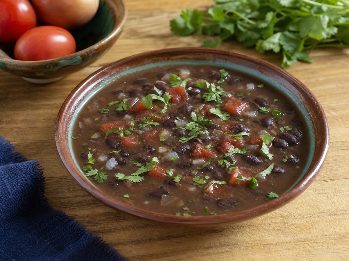 Sopa de frijol servido en una porción casera con ingredientes visibles