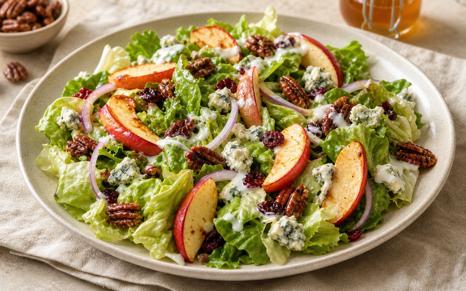 Ensalada con manzanas, nueces y queso azul