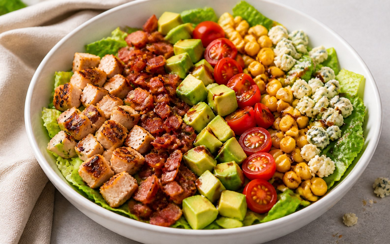 Ensalada picada con tomate, queso, pollo y aguacate